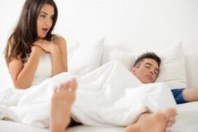 wanita terkejut dengan penis pria yang membesar