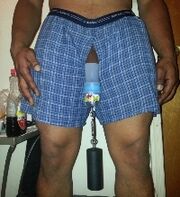 Metode pembesaran penis yang traumatis dengan menggantungkan beban
